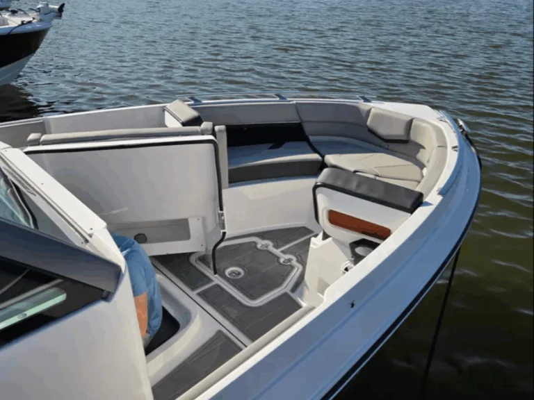 Bow lounge with Ultra Feather upholstery