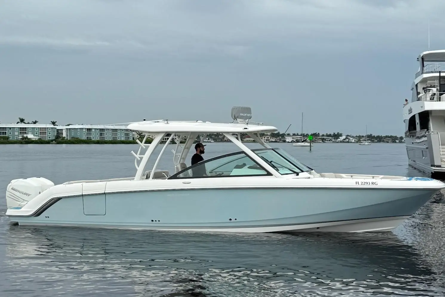 2017 Boston Whaler 320 Vantage