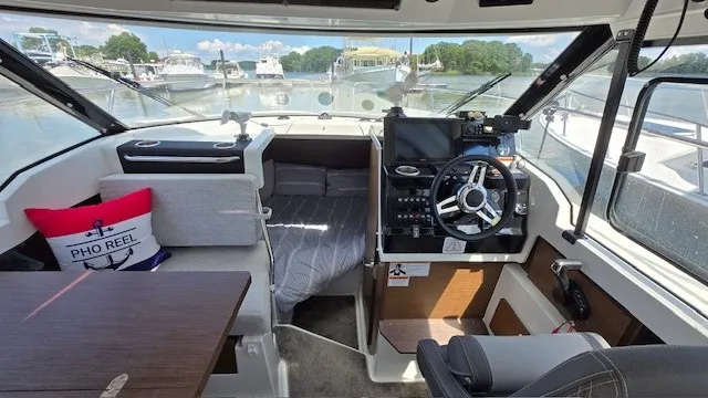 jeanneau-nc-795-helm-station