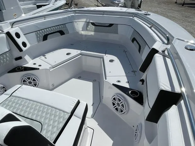 2026-blackfin-272-cc-bow-seating