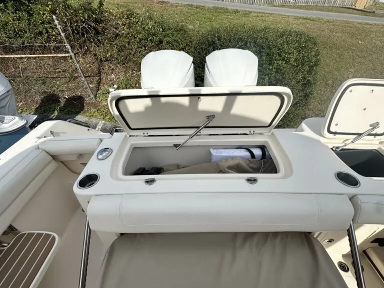 canyon-271-bow-seating-and-fish-boxes